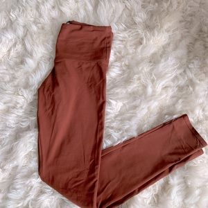 High rise Indah leggings in a dark tan tone